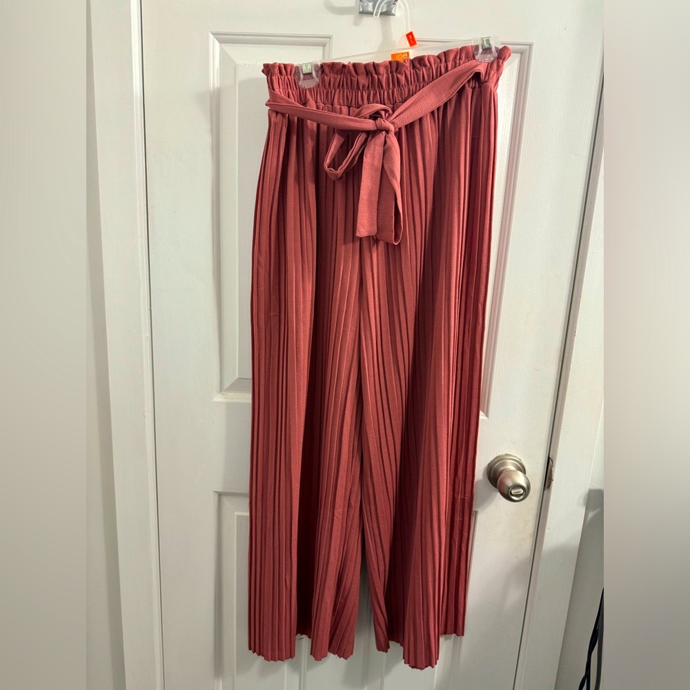 Women's Pleated Pants with Belt - Pink